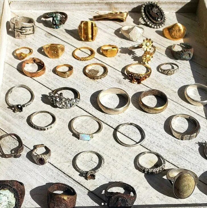 Rare things. Находка пляжи. Находки на пляже металлоискателем. Пляжные находки с металлоискателем. Находки на металлоискатель на пляжах.