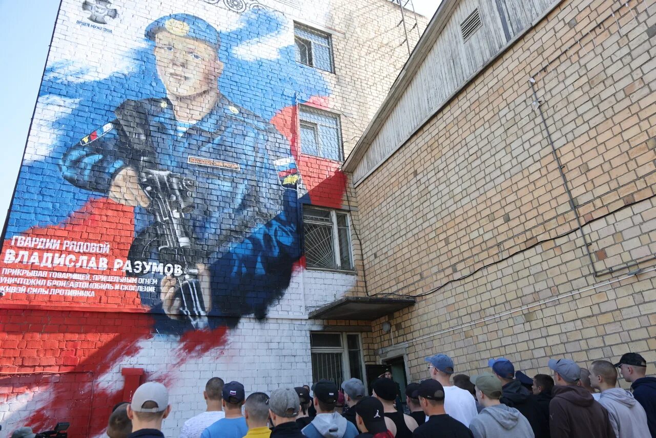 26 апреля 2024 рабочий день. Военное граффити. Мурал герои специальной операции. Граффити погибшим на Украине. Граффити на русском.