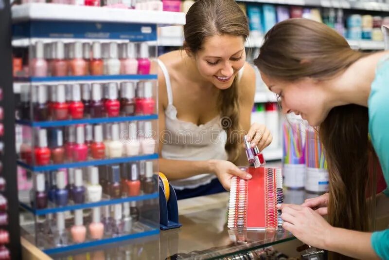 Возврат косметики в магазин. Безопасность парфюмерно-косметической продукции. Девушка в магазине косметики. Парфюмерия и косметика возврату не подлежит. Сертификат в магазин косметики.