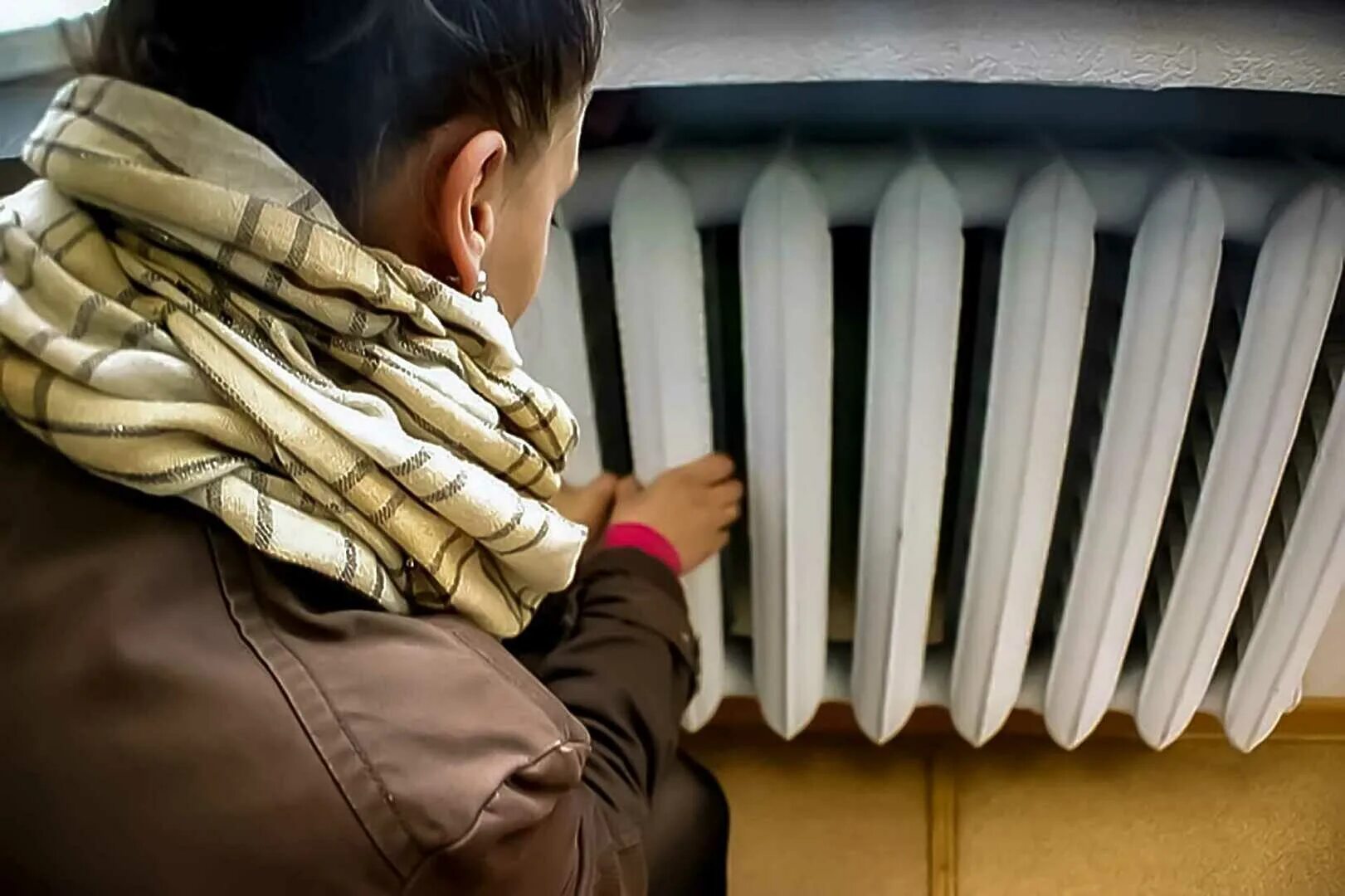 Холодные батареи. Люди мерзнут в квартирах. Без отопления. Согреть руки. Почему человек мерзнет.