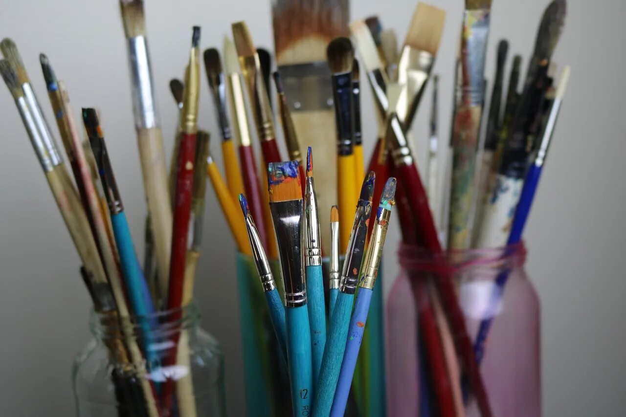 Pencils brushes. Кисть карандашом. Кисточка и карандаш. Кисть художника. Кисти карандаши палитра.