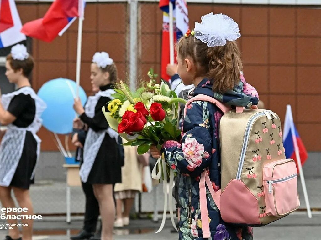 Школьная линейка 1 сентября. Цветы на первое сентября. Торжественная линейка 1 сентября. Российские школьники. Цветы учителю на 1 сентября.