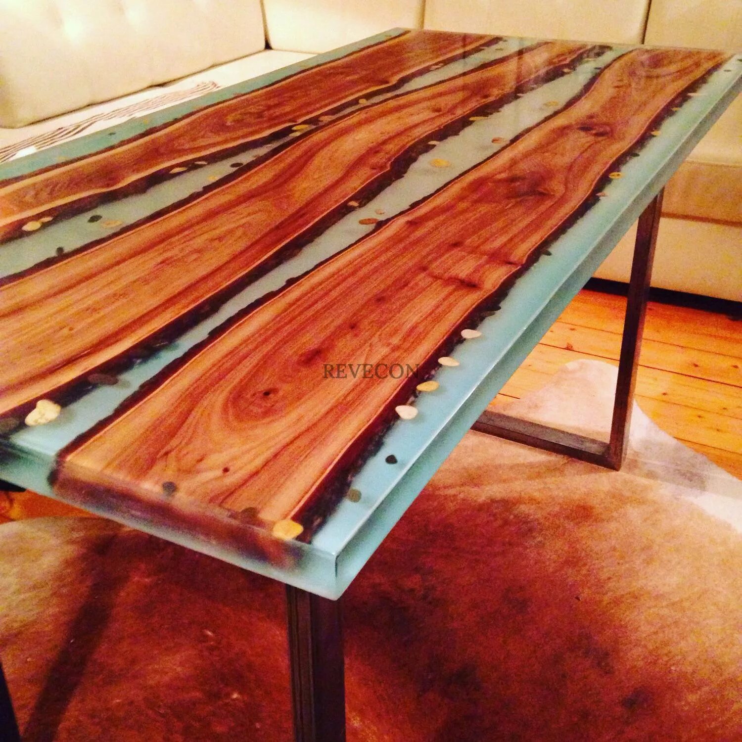 Эпокси ривер эпоксидная смола. Столешница из эпоксидной смолы и камня. Столешница для стола из эпоксидной смолы. Кухонная столешница из эпоксидной смолы. Кухня из эпоксидной смолы.