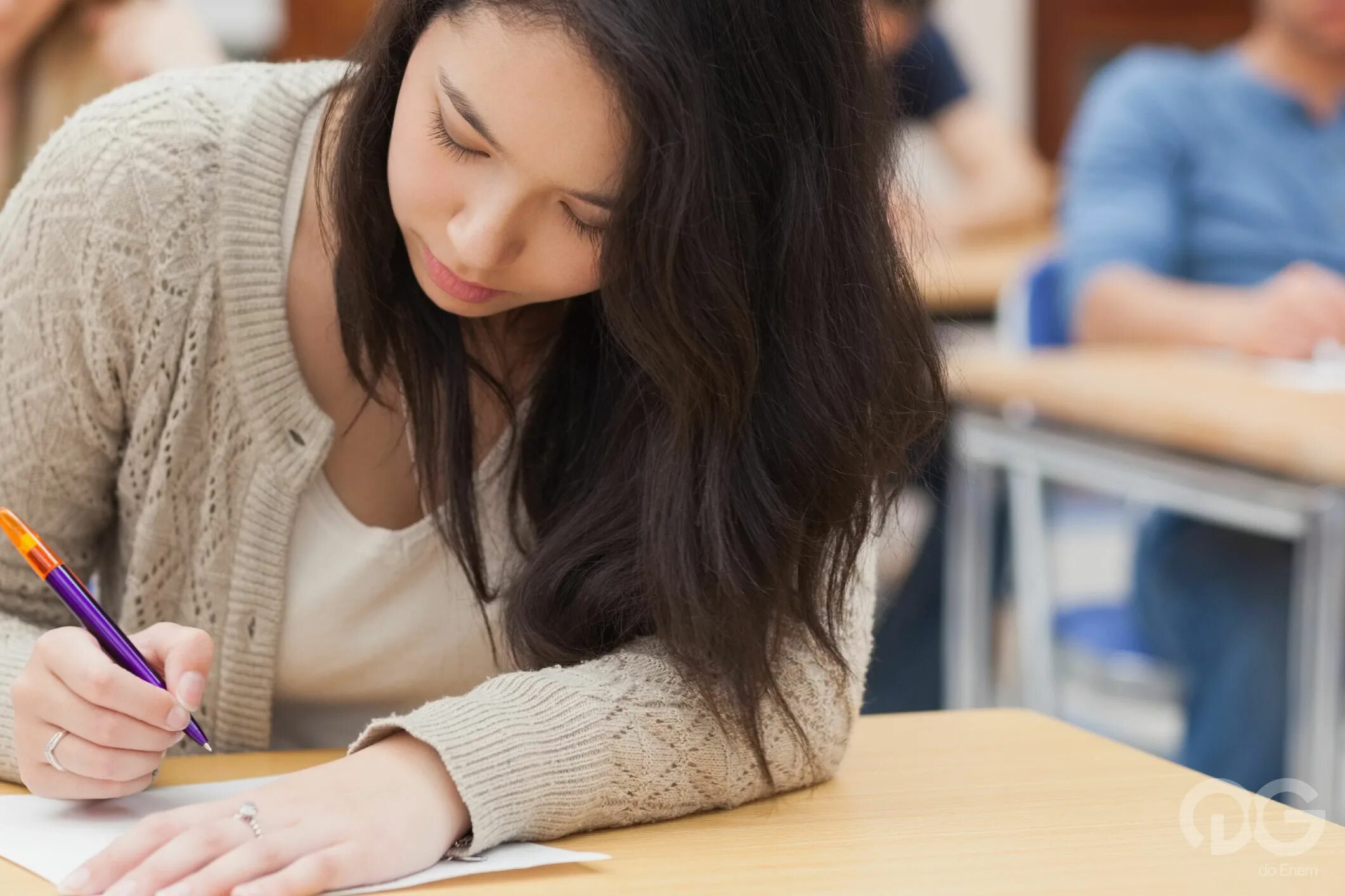 Examination student. Студент за партой. Студент на экзамене. Девушка за партой. Студентка вуза.