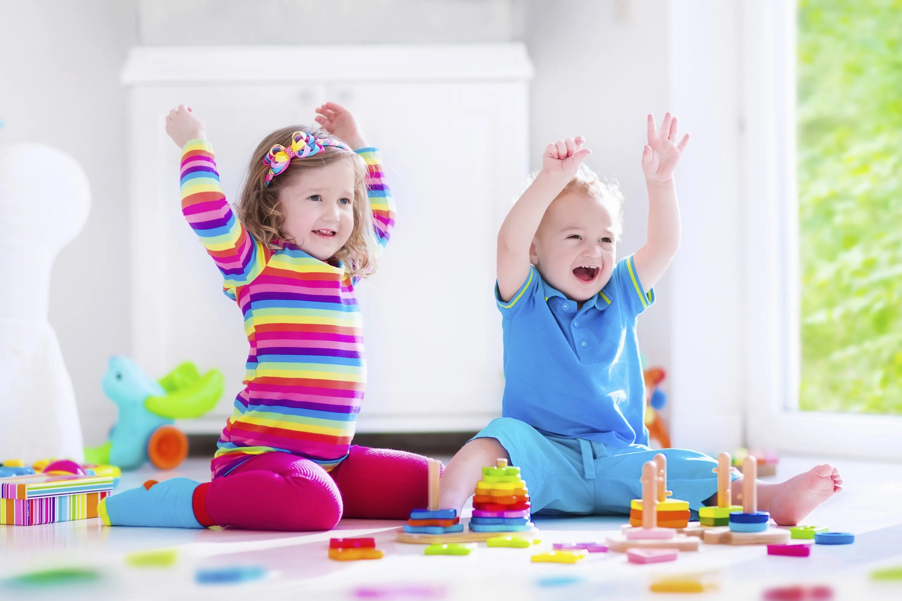 Toy kids play. Дети играют. Toy kids play. Дети играющие в саду. Toy kids play.