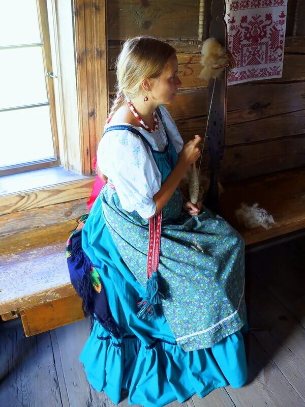 светелка прялка. светелка пряха. пряха девушка. девушка в избушке. пряха в низенькой светелке.