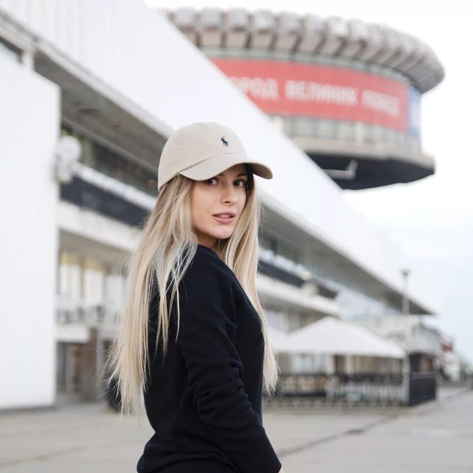 Ralph Lauren бейсболка женская. Ralph Lauren cap outfit. Ральф Лорен кепка женская. Блондинка в бейсболке.