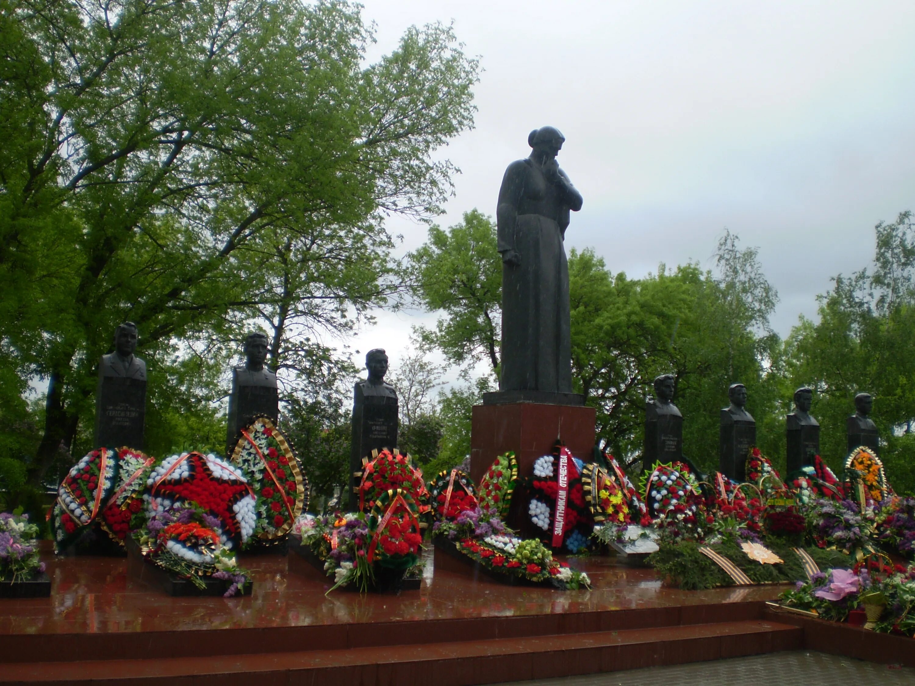 Брюховецкий район краснодарский край станицы. Мемориальный комплекс Скорбящая мать Брюховецкий район. Станица Брюховецкая парк. Мемориал Скорбящая мать ст Брюховецкая. Станица Брюховецкая достопримечательности.