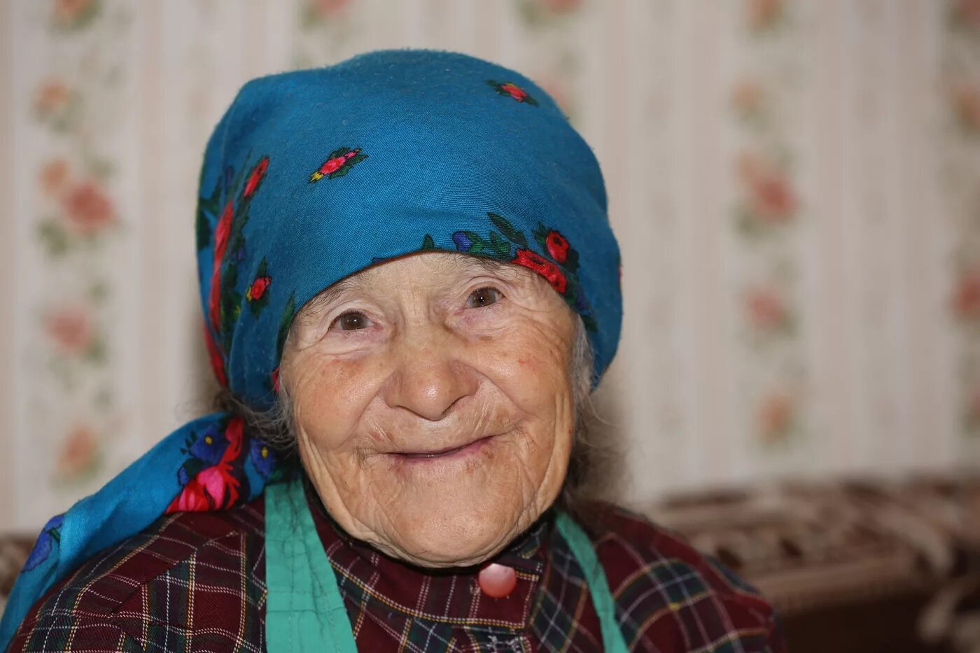 Грузинская бабушка. Бабушки сегодня. Бабулька в храме. Бабушки сегодня. Слепая бабушка.