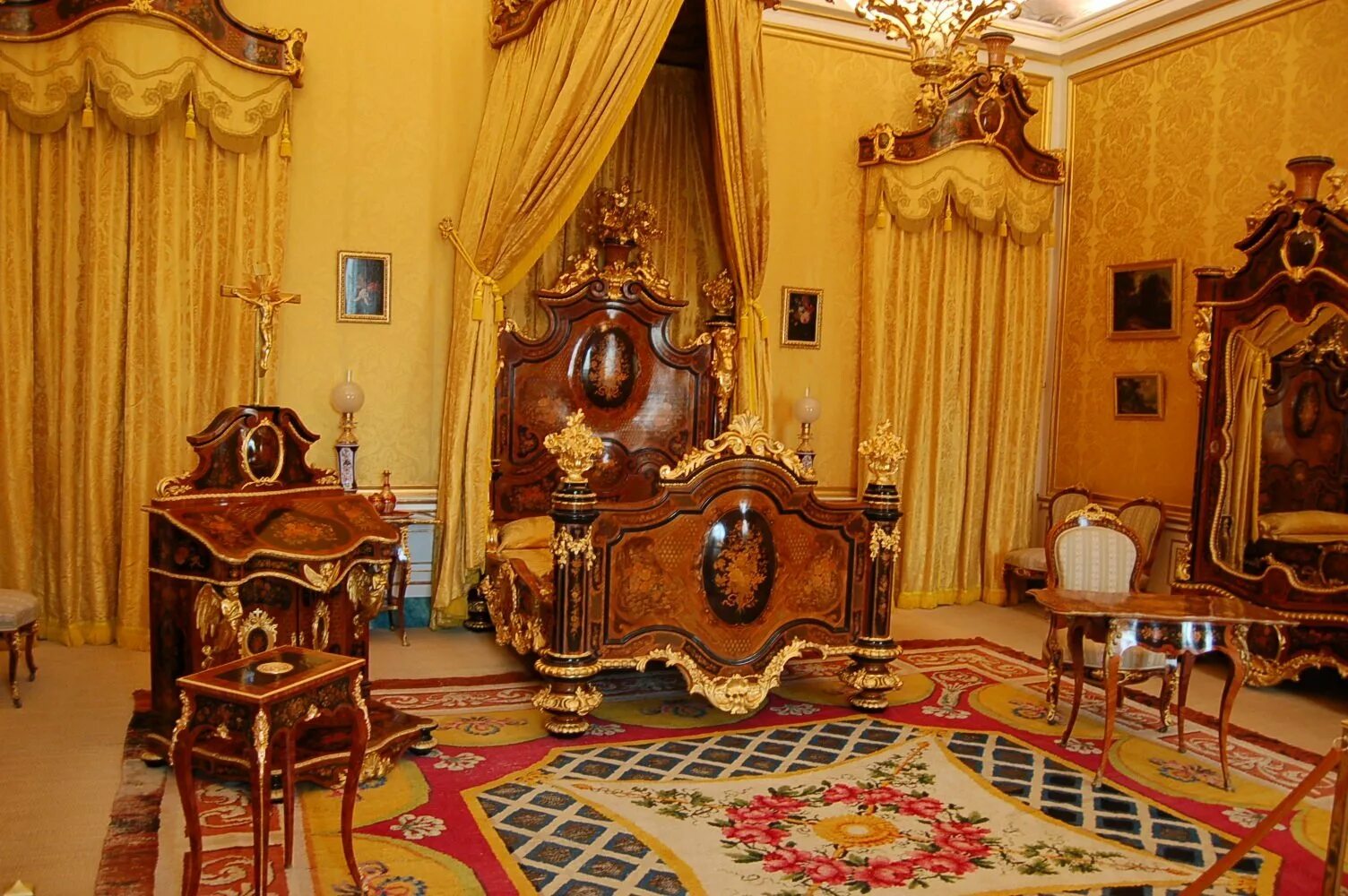 Город королева комната