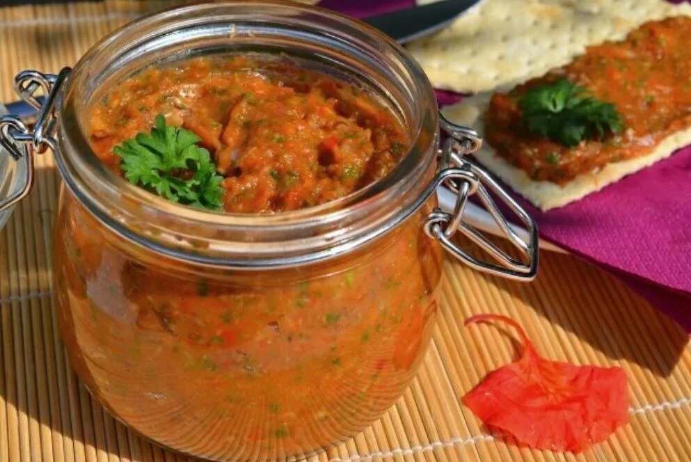 Икра из огурцов через мясорубку. Кабачковая и баклажанная икра. баклажанная икра джон джоли. кабачковая баклажановая икра. овощная икра с баклажанами.