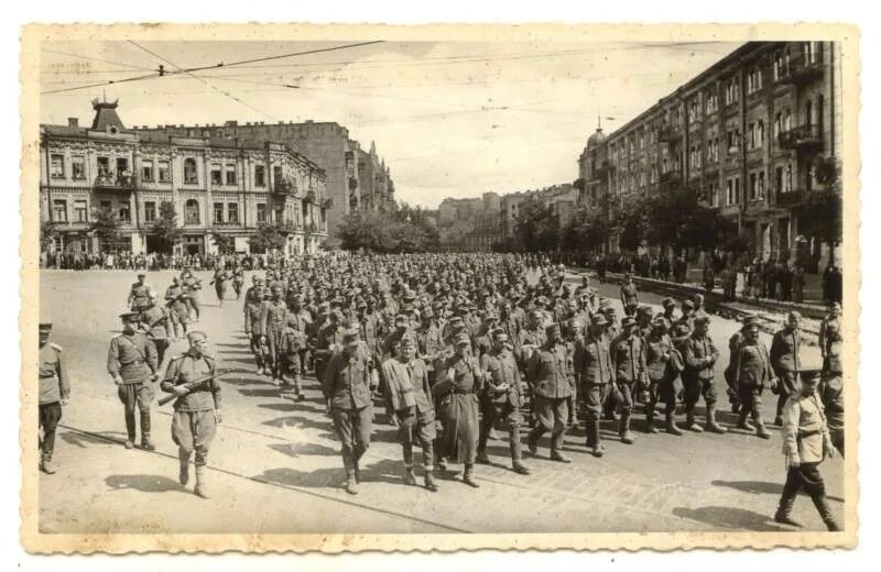 Освобождение киева год. Парад пленных немцев в Киеве 1944. Парад военнопленных немцев в Москве 1944. Парад пленных немцев в Киеве. Освобождение Киева парад 1943.