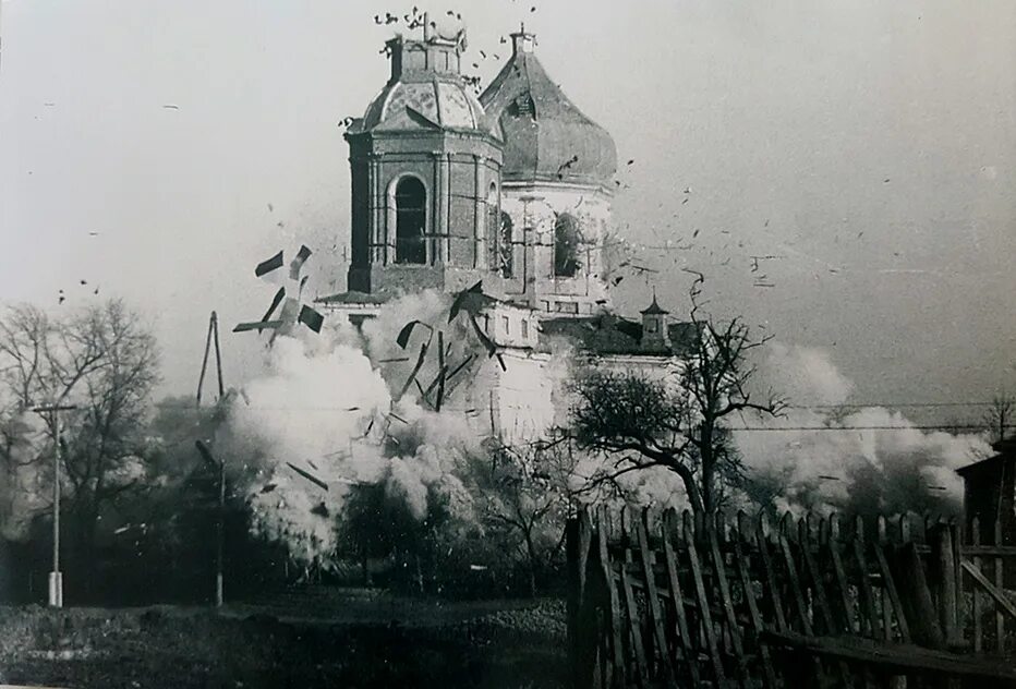 Разрушенные церкви 1917. Мариенбург разрушенные церкви. Подрыв церкви в 1917. Разрушенный большевиками храм Минусинске. Разрушенные после революции храмы