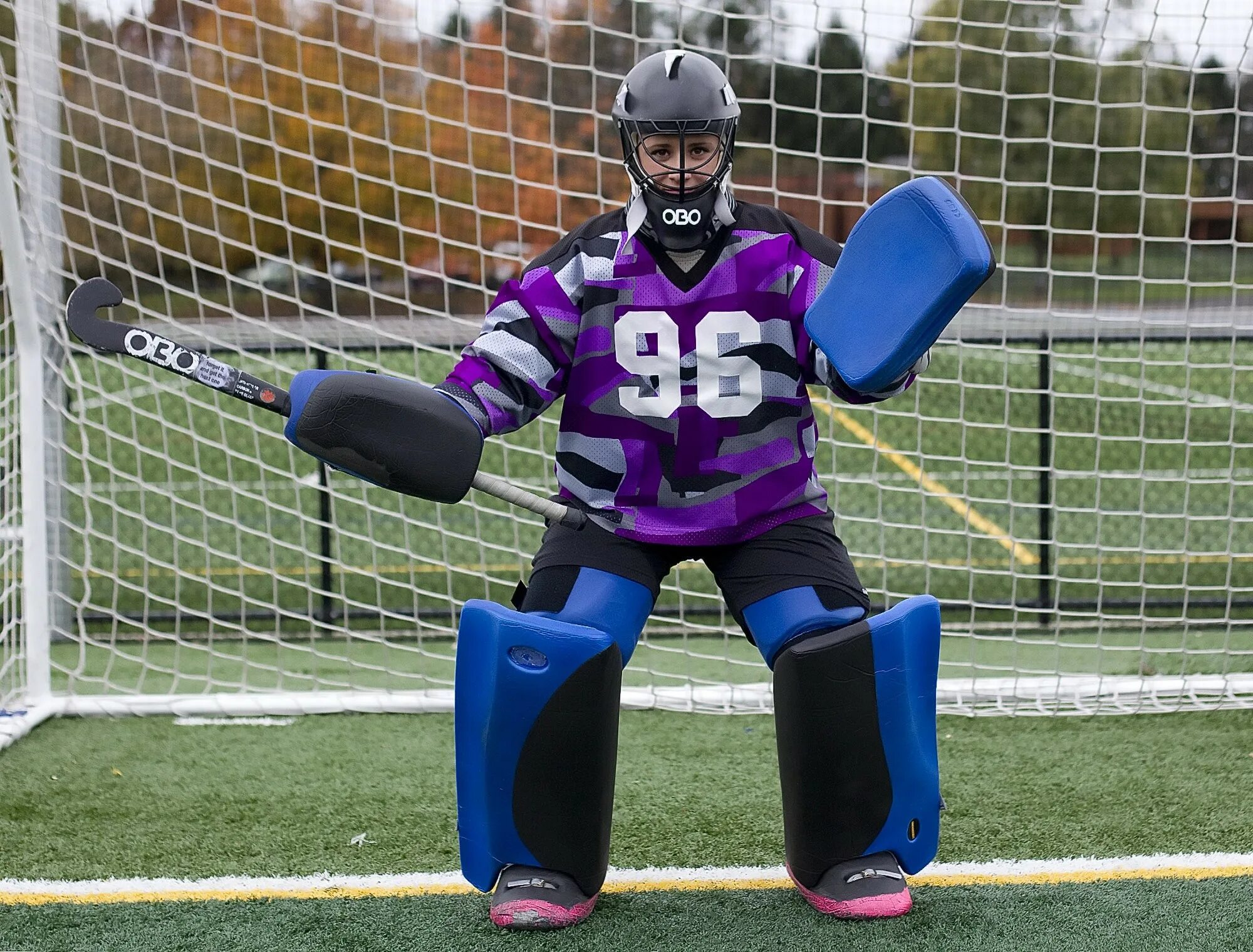 Футбол мяч хоккей. Field Hockey goalkeeper хоккей. Hockey вратарь защита. Хоккей на траве вратарь. Экипировка вратаря в хоккее на траве.