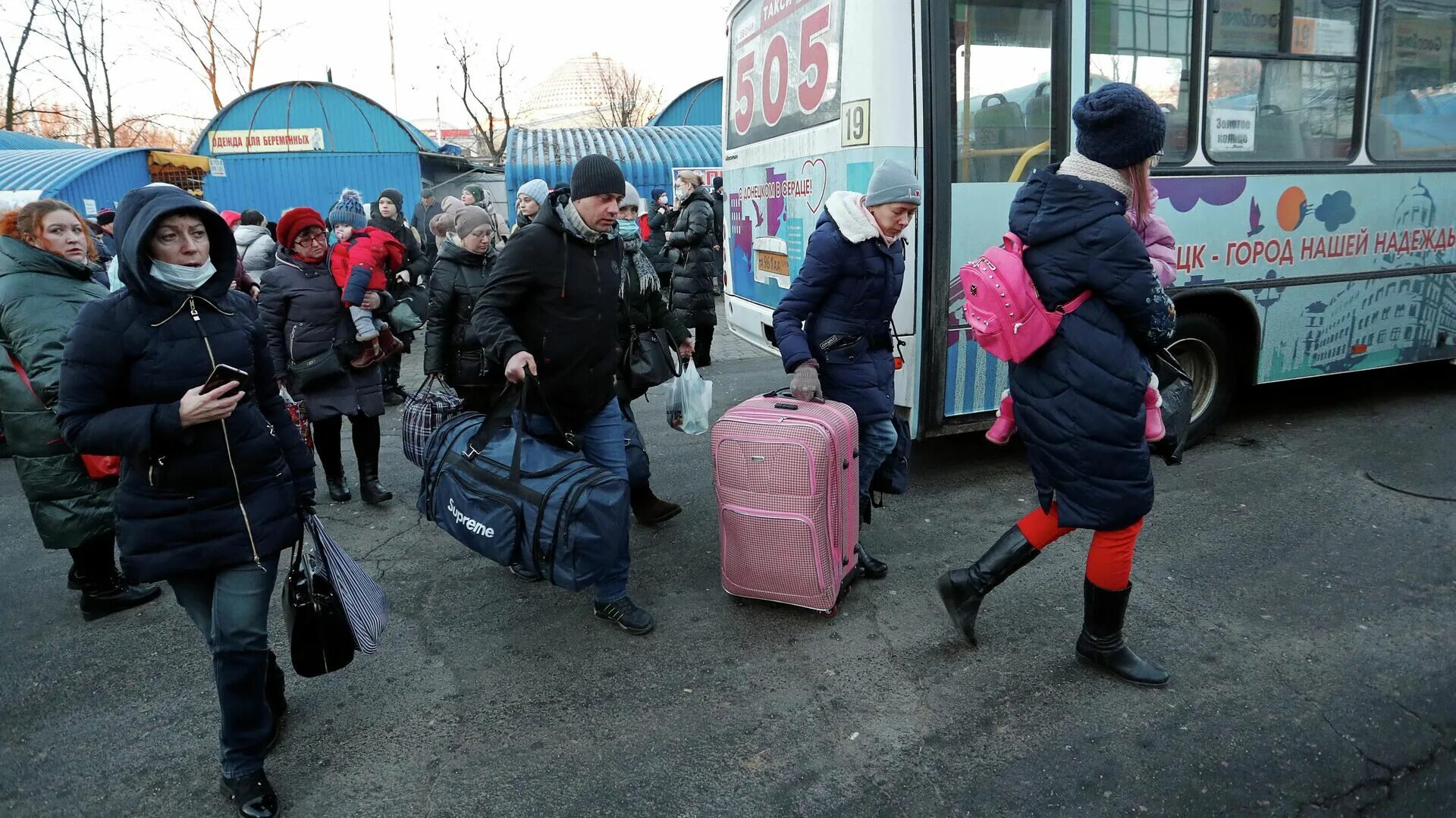 Где идет эвакуация. Эвакуация. Автобус с беженцами из Украины. Беженцы ДНР. Донецк беженцы.