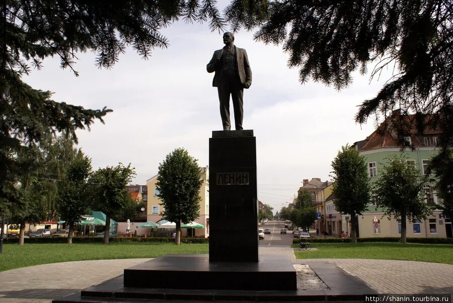 Памятник гусеву. Памятник Ленину Гусев. Памятник Ленину в городе Гусеве. Памятники Гусева Калининградской области. Памятник Ленину в Калининграде.