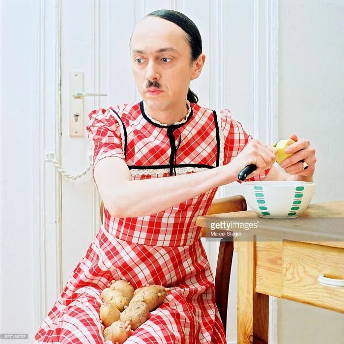Готовка жены и мужа. Посуда для мужчин. Мужчина домработница. Парень хозяюшка. Мужчина хозяйка.