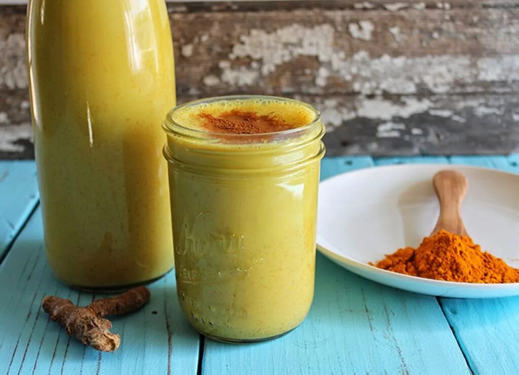 Золотое молоко. Золотое молоко с куркумой и медом. Золотое молоко с куркумой и медом и имбирем. Напиток с куркумой. Напиток с куркумой медом и молоком.