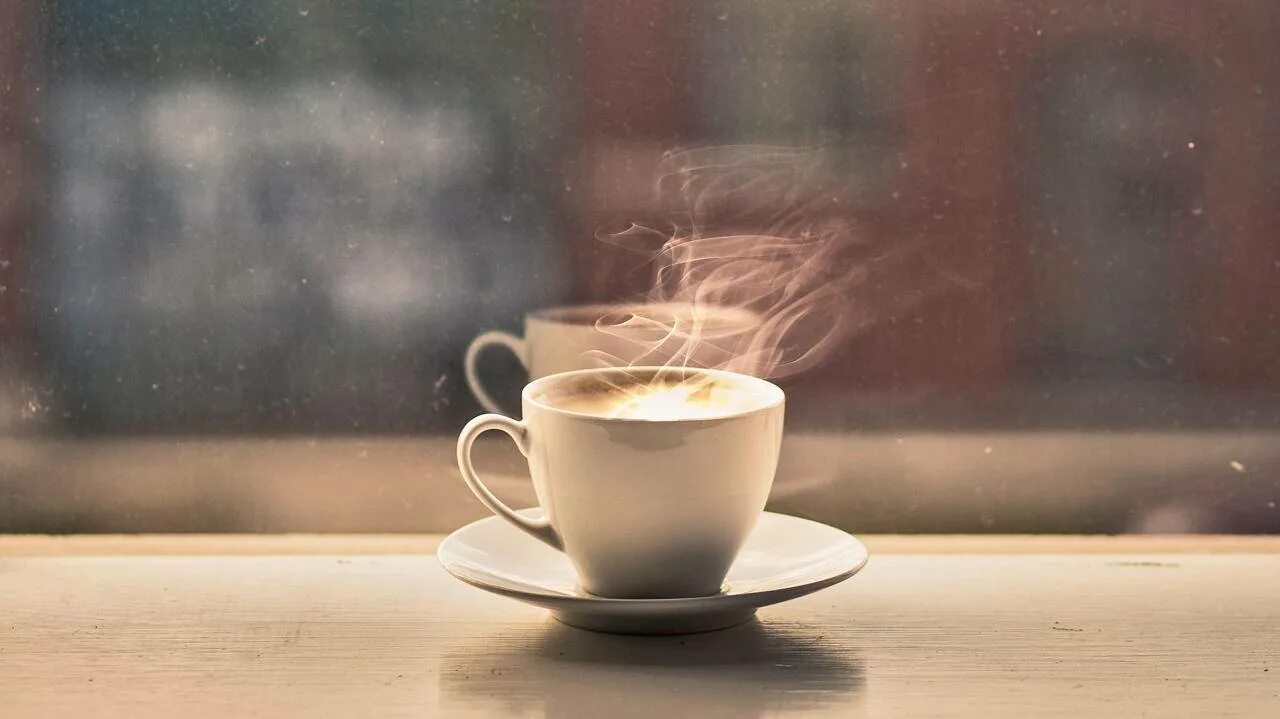 Чашка кофе утро. Утро кофе солнце. Кофе фон. Чашка кофе на окне.