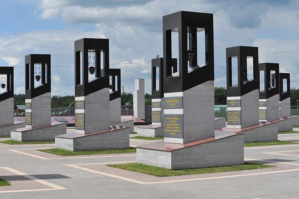 мемориал хацунь в брянской области. хацунь мемориальный комплекс. мемориал партизанская поляна в брянской области. памятник хацунь в брянске. хацунь мемориальный комплекс брянск.