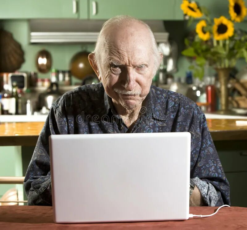 Старик за компом. Старик с ноутбуком. Дедушка за компом. Дед и компьютер.