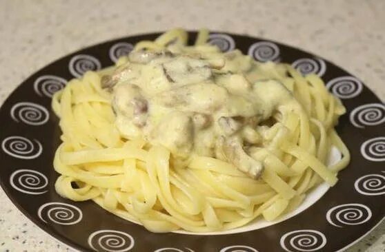 Паста с грибным соусом. Вермишель с грибами шампиньонами в сливочном соусе. Соус с грибами для спагетти. Шампиньоны со сметаной к макаронам. Спагетти в сметанном соусе.