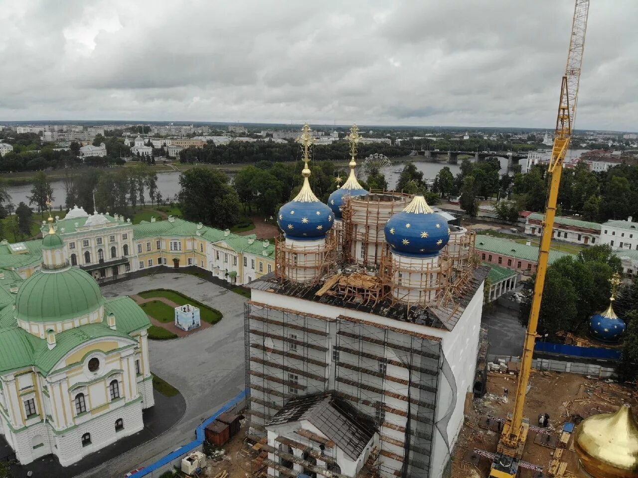 Стоит рядом с храмом