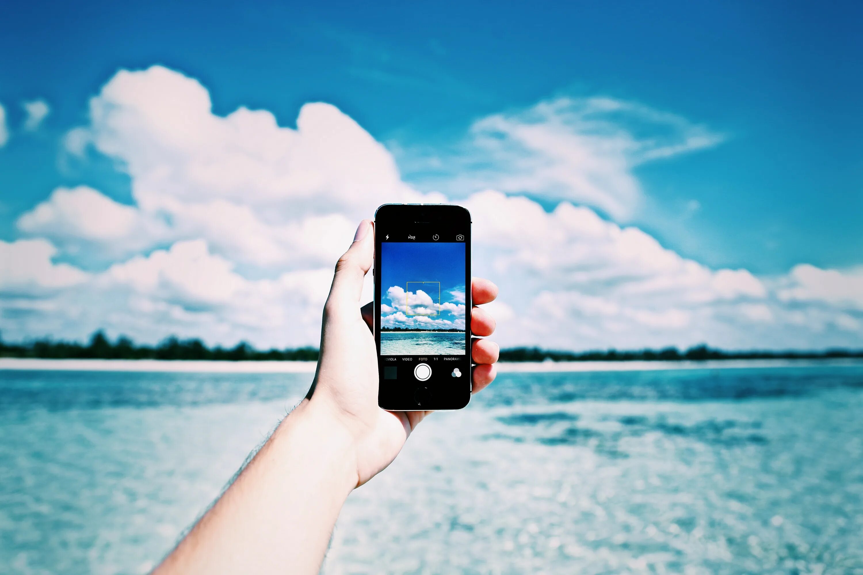 Https на мобильном телефоне. Смартфон на пляже. Путешествие с телефоном. Смартфон в воде. Человек фоткает море.