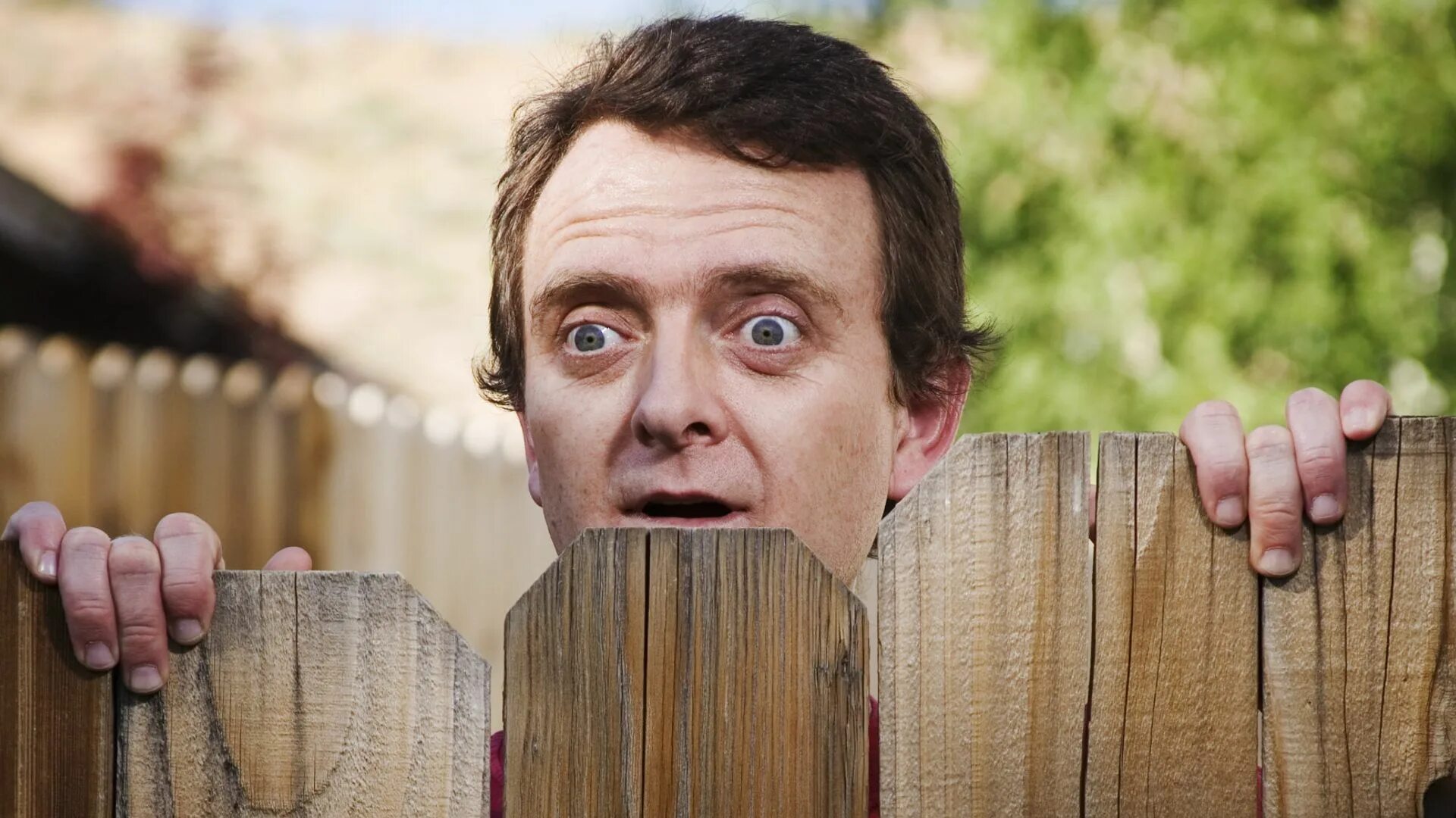 Парень сосед. Девушка на балконе. Парень сосед. Парень сосед. Пара в коридоре.