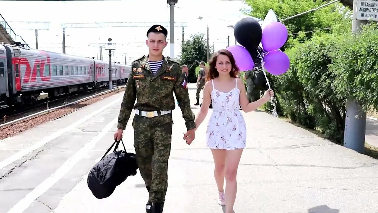 Девушка дождалась парня из армии. Встреча дембеля на вокзале. Девушка встречает с армии. Девушка солдат. Встреча любимого из армии.