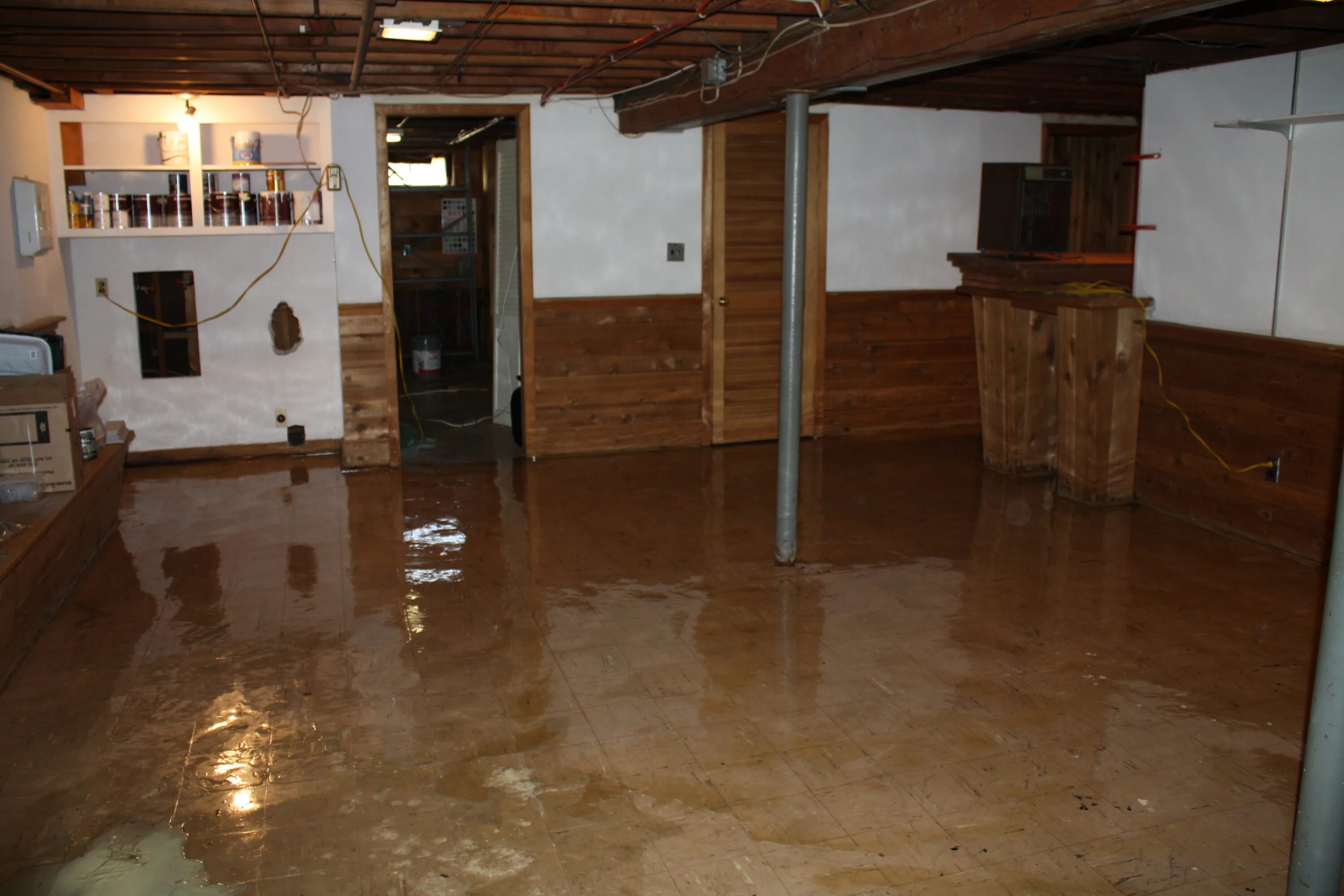 Затопление подвала. Затопило подвал. Затопление подвала в доме. Затопленный подвал в частном доме.