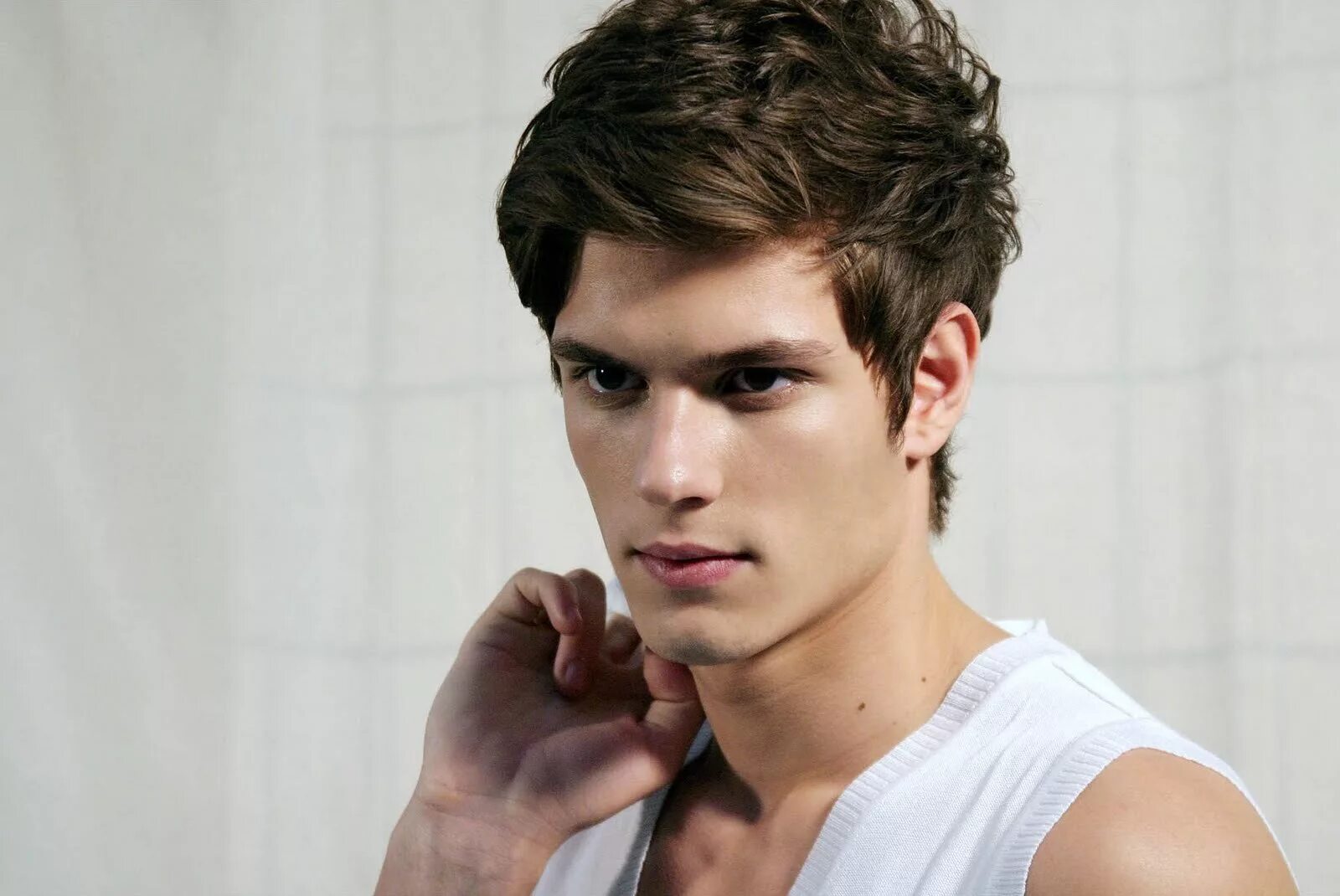 мужчина и женщина. симпатичный парень. шатен мужчина. хайден кристенсен. смазливый парень.