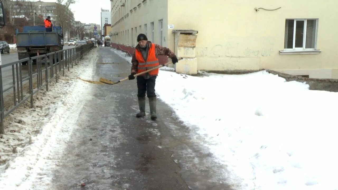 Дорожные рабочие зимой. Посыпка тротуаров от гололеда. Гололед Тамбов. Гололедица в Тамбов.