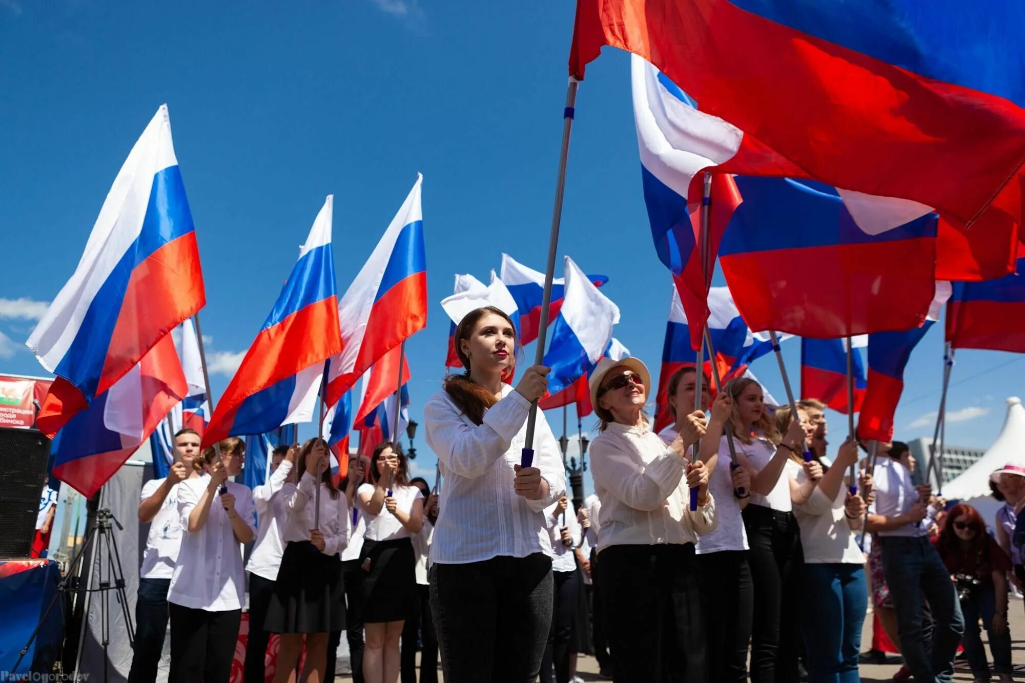 Празднование 12 июня. Люди на празднике день России. Россияне с флагами. С днём России 12 июня. Когда отмечают день российской