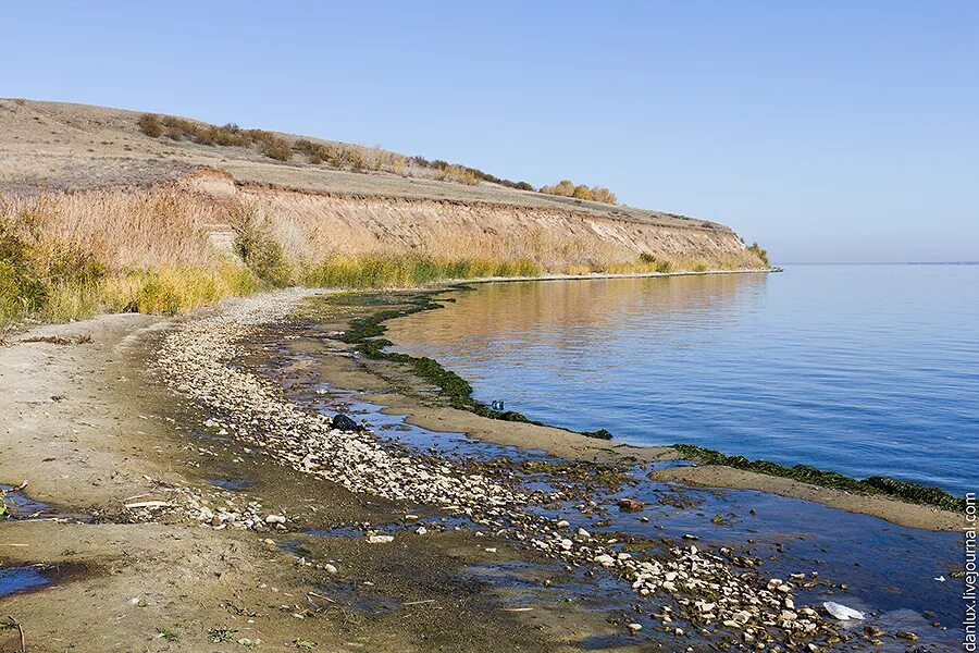 И вода берега берет