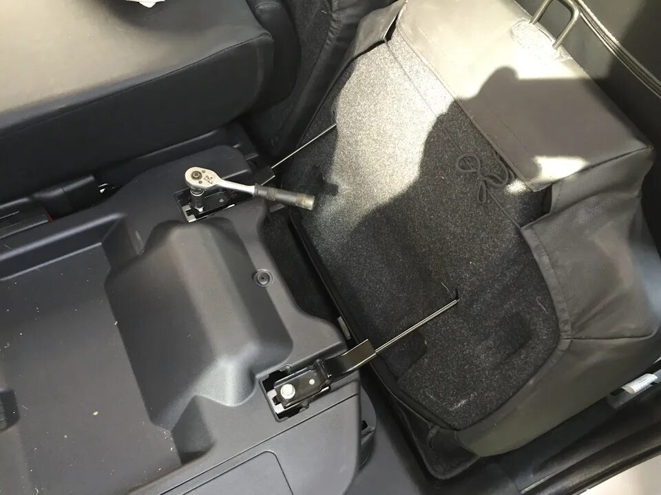 Нужна помощь. Как разобрать задние сиденья? - Mitsubishi Outlander (1G), 2,4 л, 
