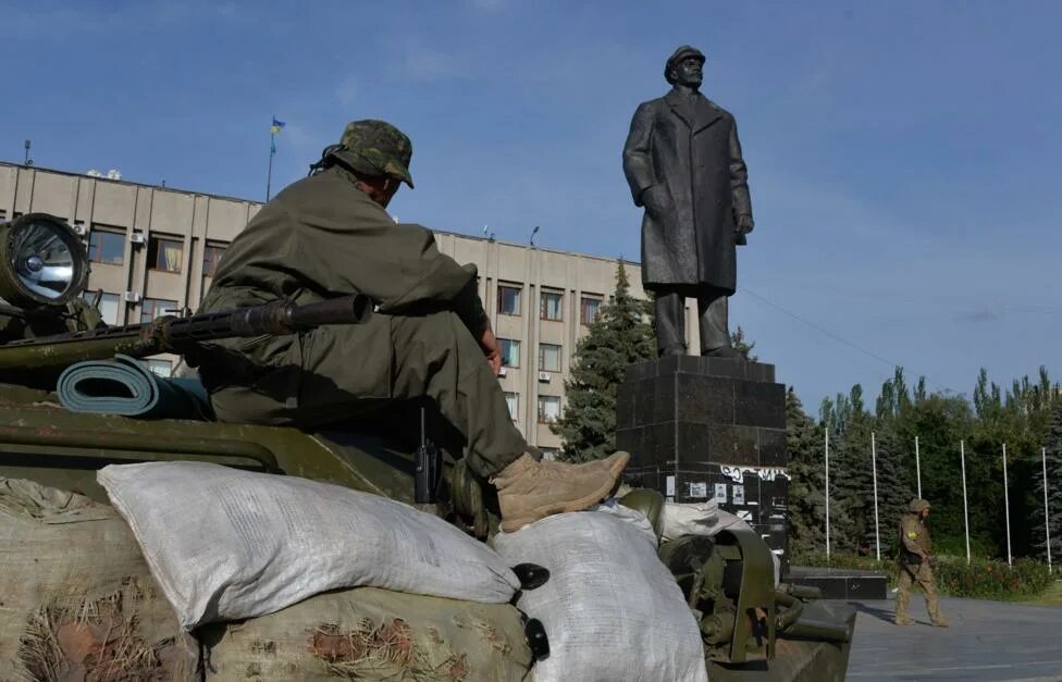 Памятники Ленину в Славянске Донецкой области. Памятники Славянск Донецкая область. Статуя Славянск Донецкой области. Обстановка в славянске