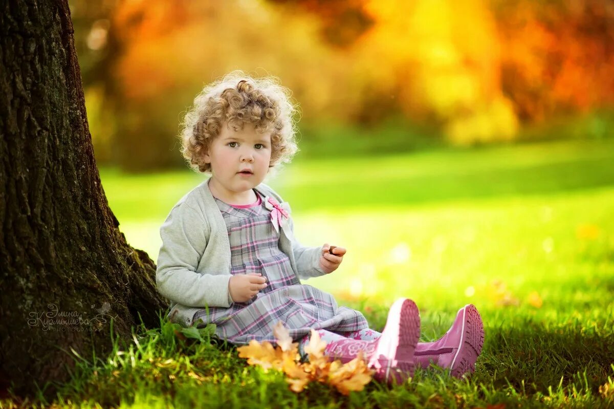Маленькие девочки с кудряшками. Элина курмышева фотограф. Элина курмышева фотограф. Стоит в саду кудряшка белая рубашка. Кучерявая девочка.