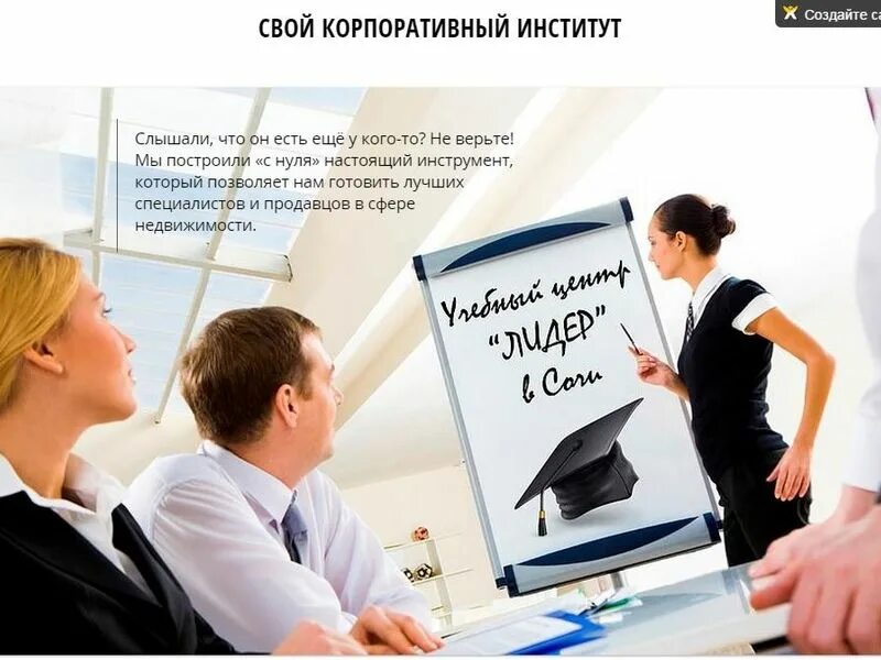 дизайнер с клиентом. агент по недвижимости. риэлтор с клиентами. агент по недвижимости. показ квартиры.