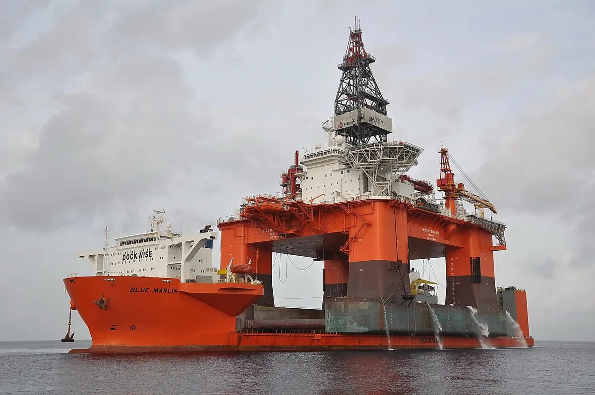 Vlcc танкер шторм. Blue marlin — голландское полупогружаемое грузовое судно. Blue marlin — корабль, для перевозки кораблей. Судно blue marlin («голубой марлин»). Перевозка кораблей.