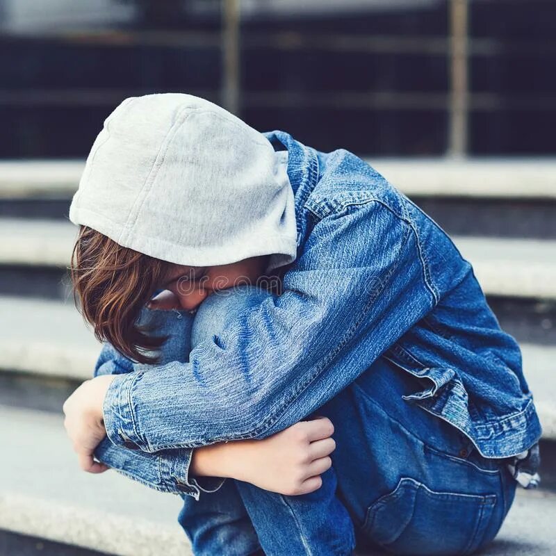 Мальчик закрывает собой. Sad Alone School boy. Подросток мальчик закрыто лицо. Запугивание.