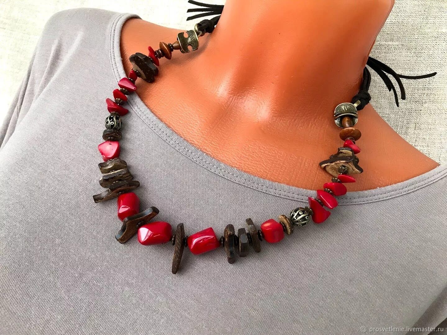 Украшение из камней на шею. Массивные украшения. Бохо украшения из камней. Украшенияищ натуральных камней еа шею. Украшение бусинами одежды.