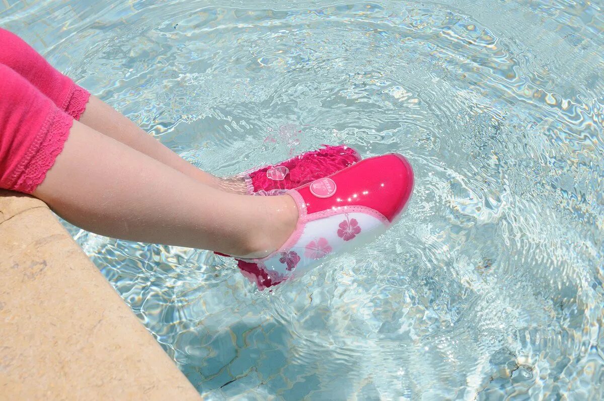 В какой воде можно плавать. Тапочки для плавания. Силиконовая обувь для моря. Обувь для пляжа и бассейна. Тапочки для купания в море детские.