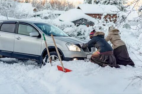 Машину ведет на снегу