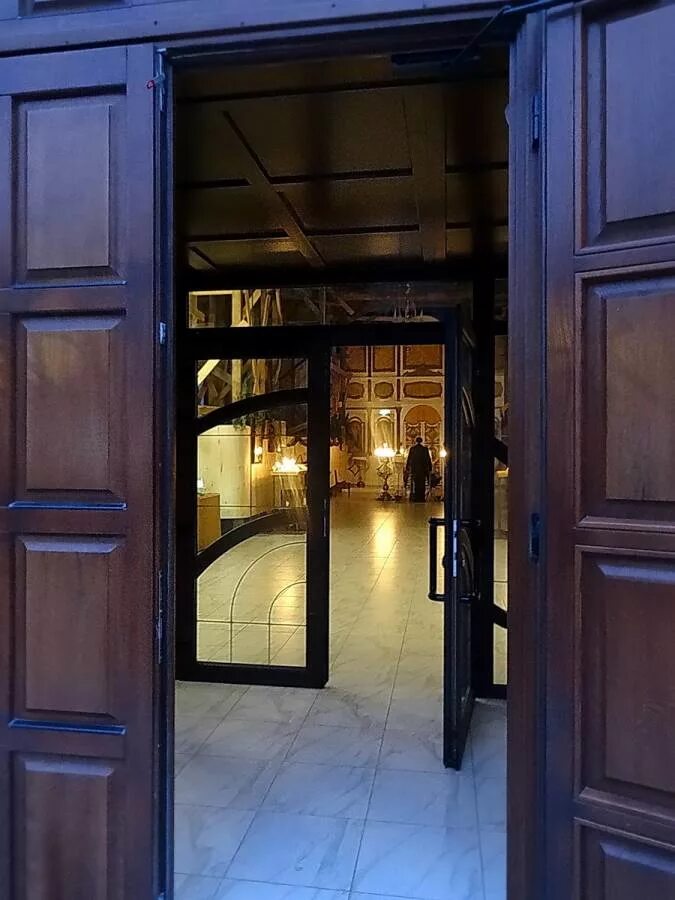 двери храма открыты. открытые двери церкви. открытые двери церкви. двери храма открыты. двери православного храма.