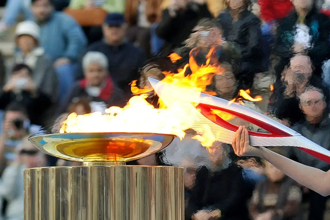 Факел олимпийского огня Сочи. Зажжение олимпийского огня в Сочи 2014. Зажжение олимпийского огня на стадионе. Олимпийский огонь 2014 в Олимпии. Факел современные игры зажигается