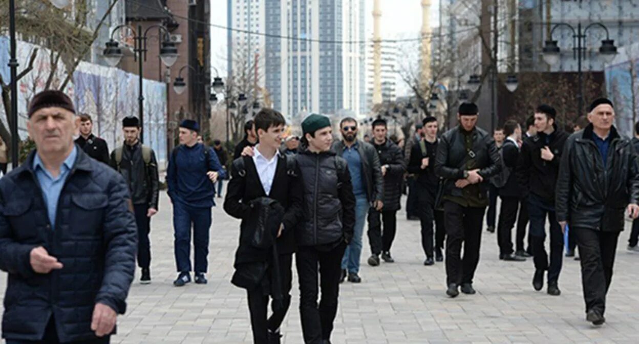 Коренные жители грозного. Жители Грозного. Жители Грозного фото. Жители Чечни на улице. Чечня Грозный жители.