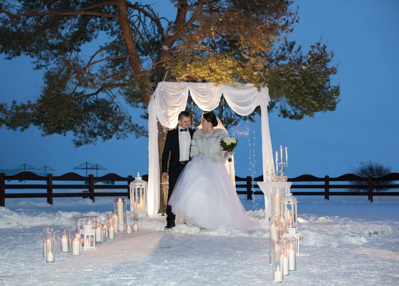 Зимний выезд. Зимняя выездная церемония. Выездная церемония зимой на улице. Зимняя Свадебная арка. Зимняя свадьба выездная регистрация.