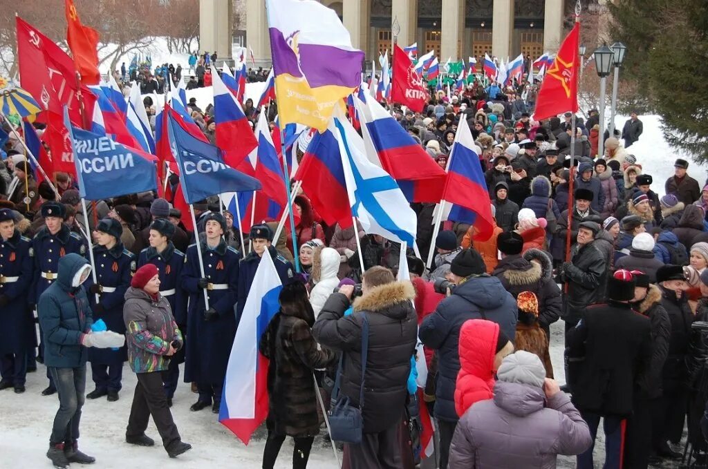 Митинг. Митинг присоединение Крыма к России. Митинги в России 2022. Флаг Российской империи митинг. Митинг флага