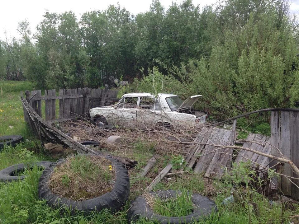 Поселок машина. Заброшенные автомобили в деревне. Заброшенная машина в Иркутске. Заброшенные машины Мурманск.. Брошенные машины в Иркутске.